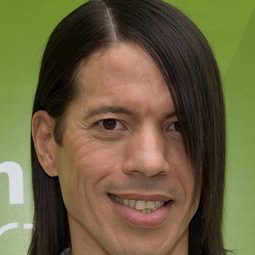 Jorge González 飾演 Designer Rosenschmelz