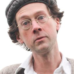 Manchán Magan 飾演 