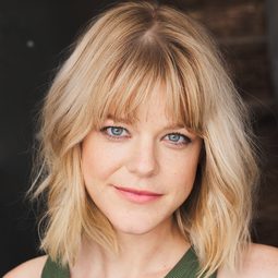 Callie Schuttera 飾演 Alex's Mom