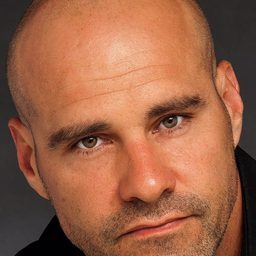 Rey Hernandez - 科技浩劫演員 飾演Cop (Rick)