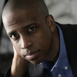 Keith Powell 飾演 Leo