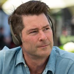 Steve Richards 飾演 Peaches