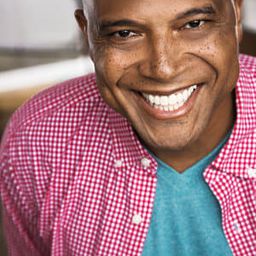 Lester Purry 飾演 Sgt. Carver