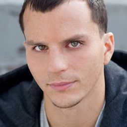 Chris Lazzaro 飾演 Freddy