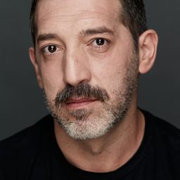 胡安·奧利瓦雷斯 - 逆權巴士司機演員 飾演Padre Helena