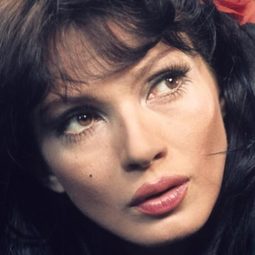 伊娃·克澤斯卡 - 嫉妒與良方演員 飾演Rebeka Widmarowa