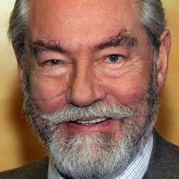 Martin Benrath 飾演 Prof. Kurt Huber