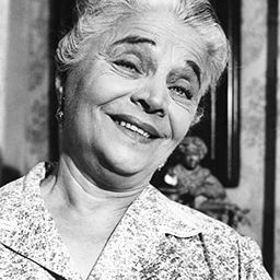 Esther Minciotti 飾演 Mrs. Cassini