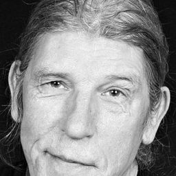 Peter-Hugo Daly 飾演 Ellis