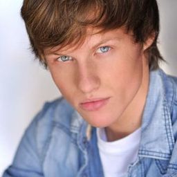 Connor Weil 飾演 Bobby