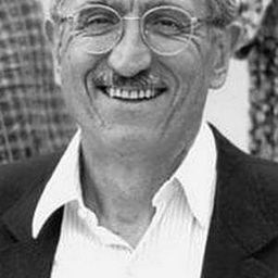 Giacomo Piperno 飾演 Spia