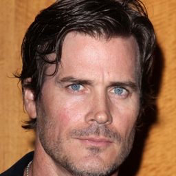 Victor Browne 飾演 Sheriff Zach Taylor