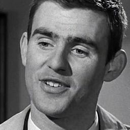 Terence Edmond 飾演 Sgt. Bacon