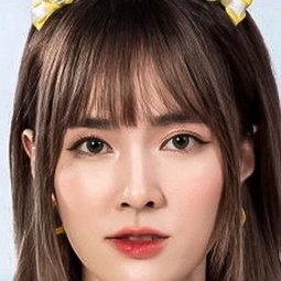 Punyawee Jungcharoen 飾演 