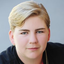 Connor Dean 飾演 Foster Kid