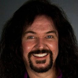 瓦利·溫格特 - 妖怪島演員 飾演Kuro / Lagoon Monster (voice)