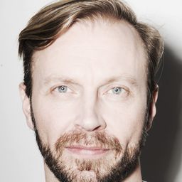 Sveinn Ólafur Gunnarsson 飾演 Bjarni