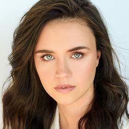 Lillian Doucet-Roche 飾演 Joy Decker