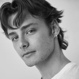 Bennett Curran 飾演 Sawyer