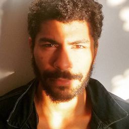 Bruno Fernandes 飾演 Leo