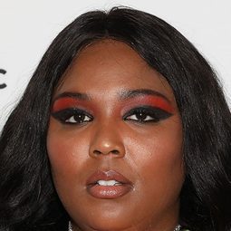 莉佐 飾演 Self (archive footage)