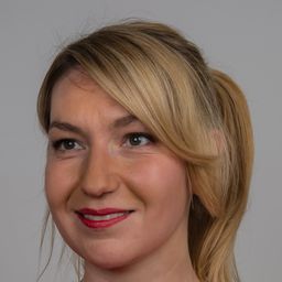 Julia Jelinek 飾演 Jüdin