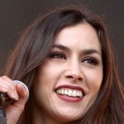 Olivia Ruiz 飾演 Miss Acacia (voice)