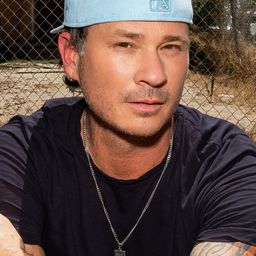 Tom DeLonge - 魔掌演員 飾演Drive Thru Jockey