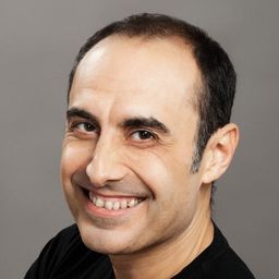 Carlos Heredia 飾演 