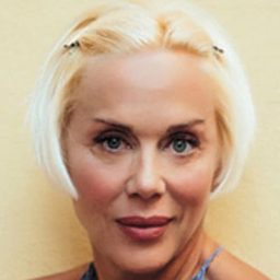 Billur Kalkavan 飾演 Şenay