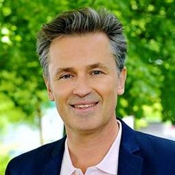 Timothy Peach - Utta Danella - Schokolade im Sommer演員 飾演Andreas Maier