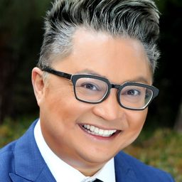 Alec Mapa 飾演 Simon