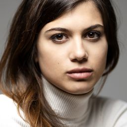 Cristina Cappelli 飾演 Carolina