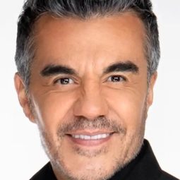 阿德里安·烏里韋 - 終極罰球演員 飾演Mariano