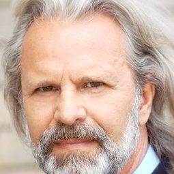 Peter Sattmann 飾演 Hans Baumann