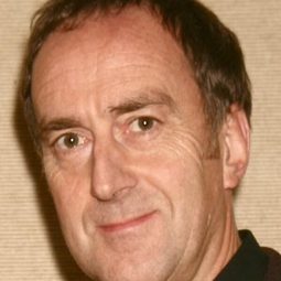 Angus Deayton 飾演 Self