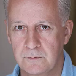 Stephen Brennan 飾演 Mr. Faloon