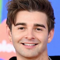 Jack Griffo 飾演 Sebastian