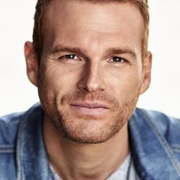 Martin Copping 飾演 Hunter