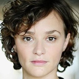 戴爾芬·巴希 飾演 Jess