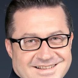 Zeki Eker - 《雷傑普的精彩人生7》演員 飾演Feridun