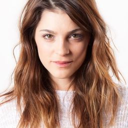 Irene Azuela 飾演 Maïa