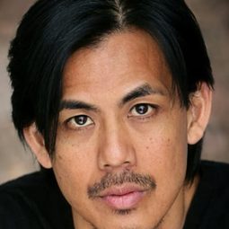 Burt Bulos 飾演 Bellhop