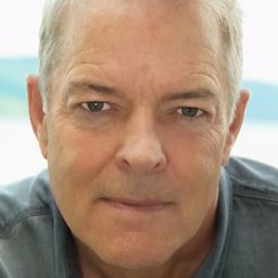 James Rae 飾演 Travis