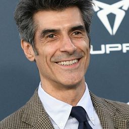 Jorge Fernández 飾演 Presentador Sol