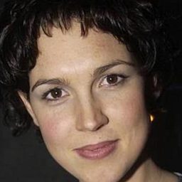 Katherine Slattery 飾演 Shirley Shackleton