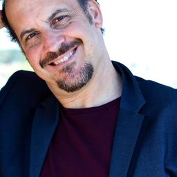 Nick Nicolosi 飾演 Padre Beatrice