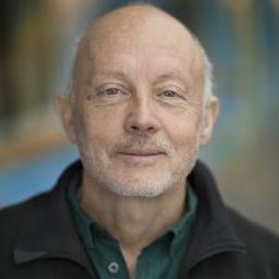 Bosse Lindquist 飾演 Reporter