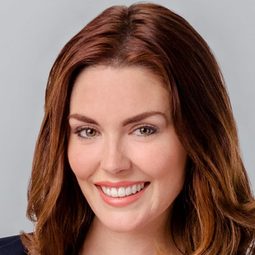 泰勒·科爾 - 亡我愚人節演員 飾演Desiree Cartier