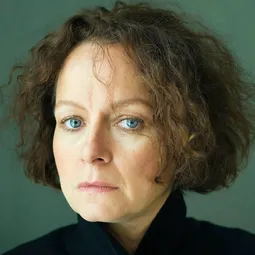 莎曼珊莫頓 飾演 Hazel Stokes